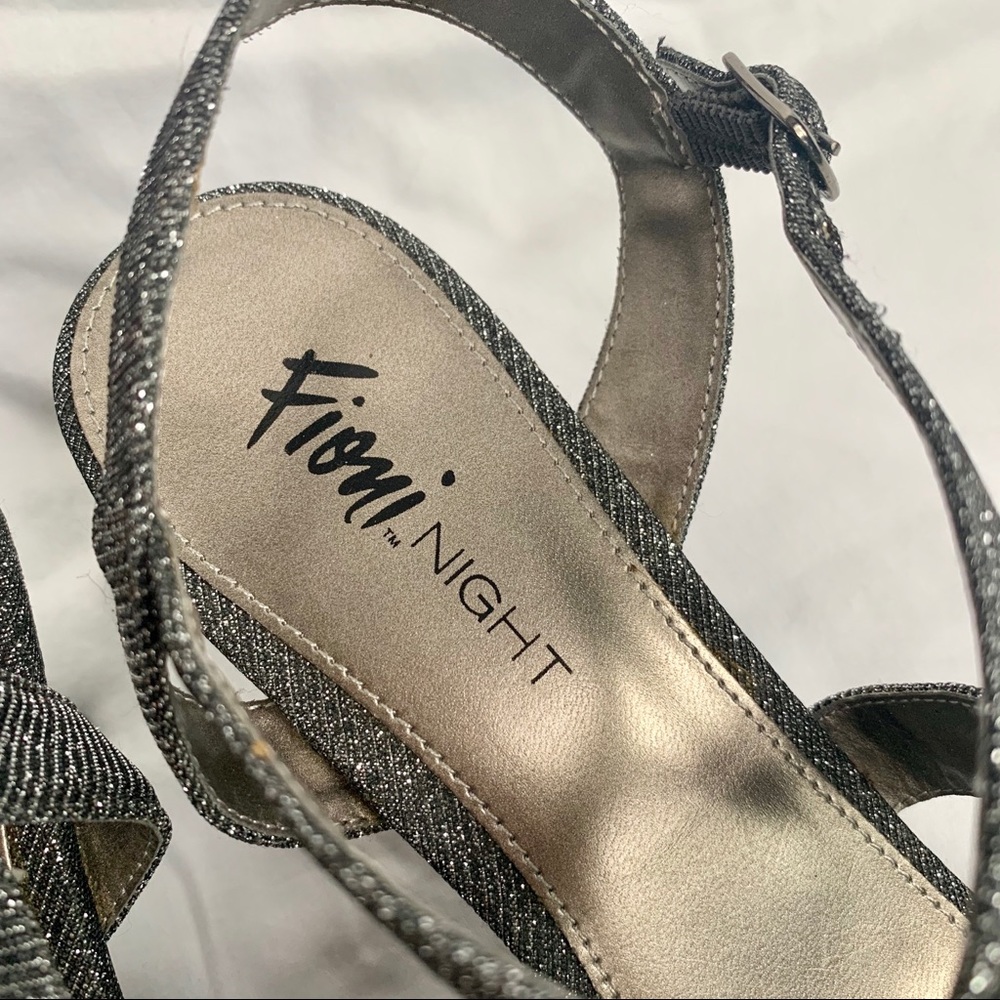 Silver Heels - Picture 6 of 7